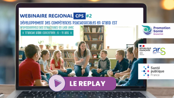 Titre : Votre avis compte, enquête sur vos besoins de formation en promotion de la santé. Plusieurs personnes sont devant un tableau blanc, une femme écrit dessus. 